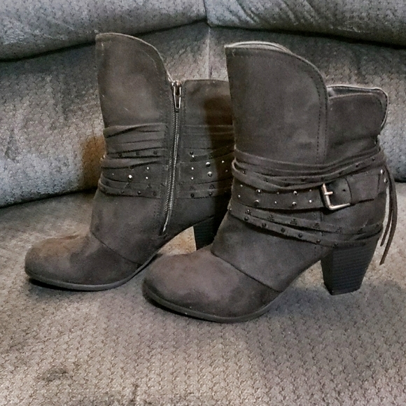 Vanity Shoes - New Grey Boots size 8.5